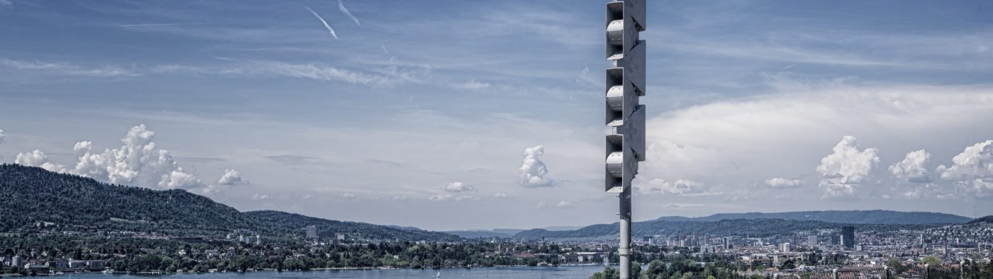 Sirene Delta-8 mit Stadt Zürich im Hintergrund