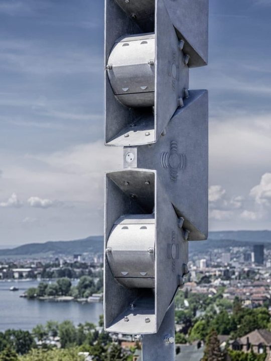 Sirene Kockum Sonics Stadt Zürich im Hintergrund