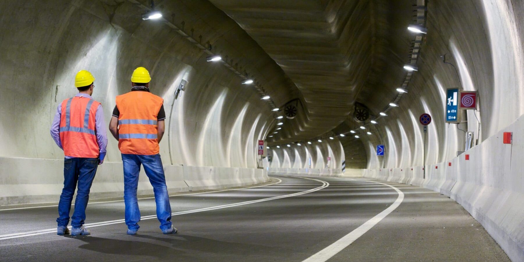 Arbeiter im Tunnel Notausgang