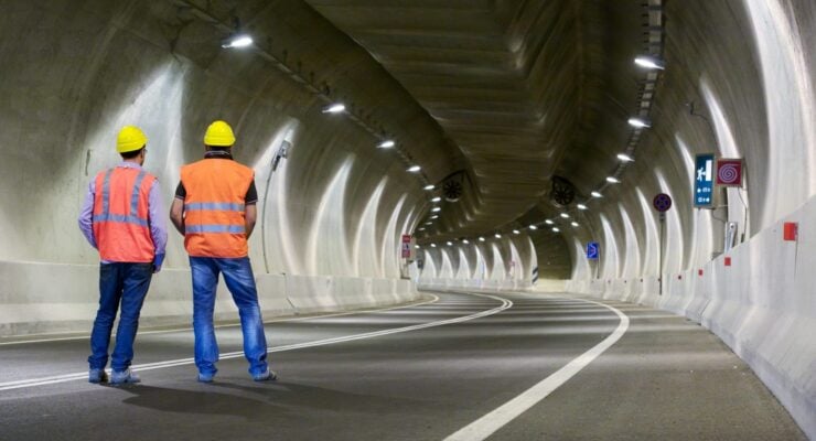 Arbeiter im Tunnel Notausgang