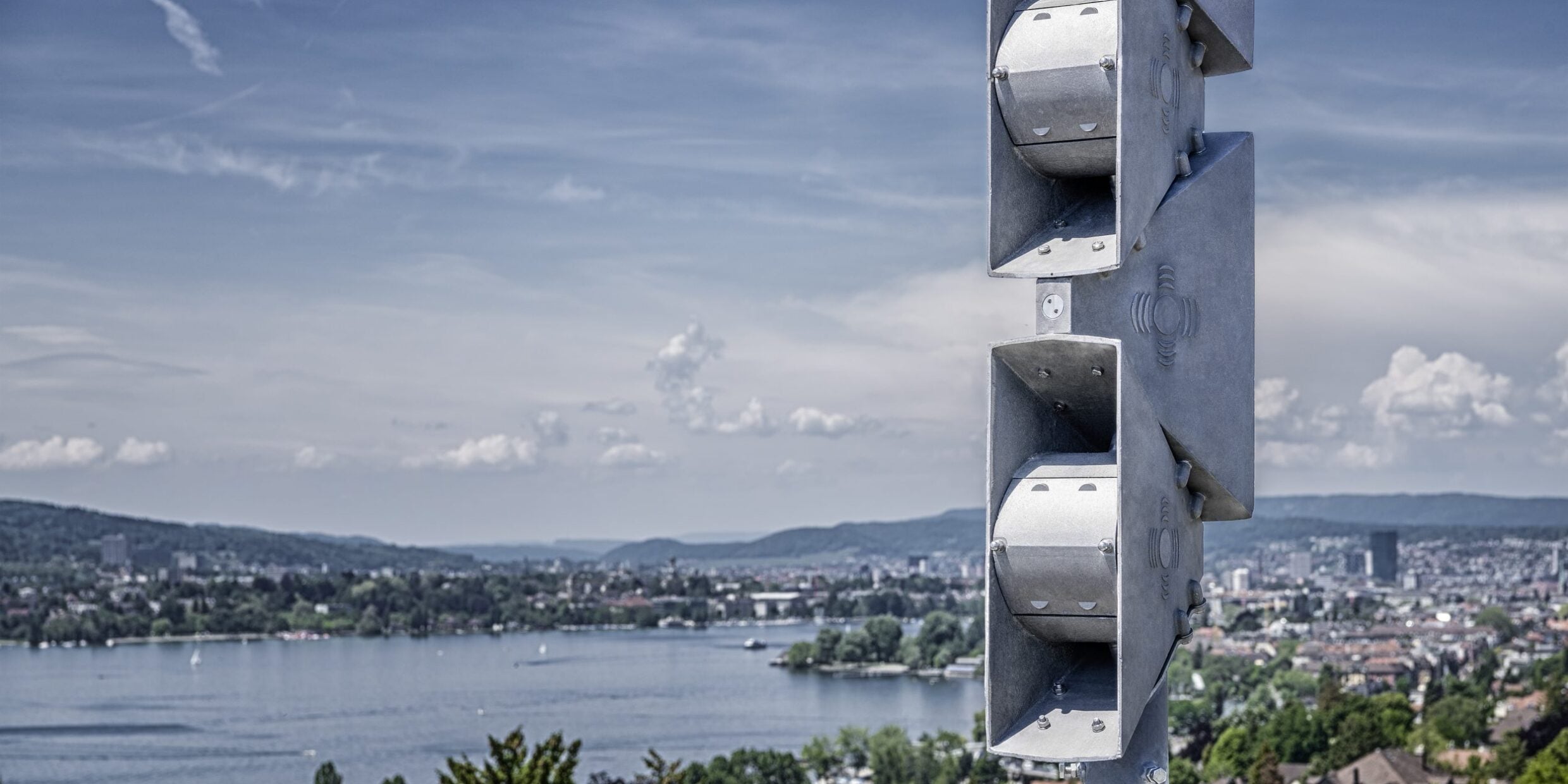 Sirene Kockum Sonics mit Stadt Zürich im Hintergrund