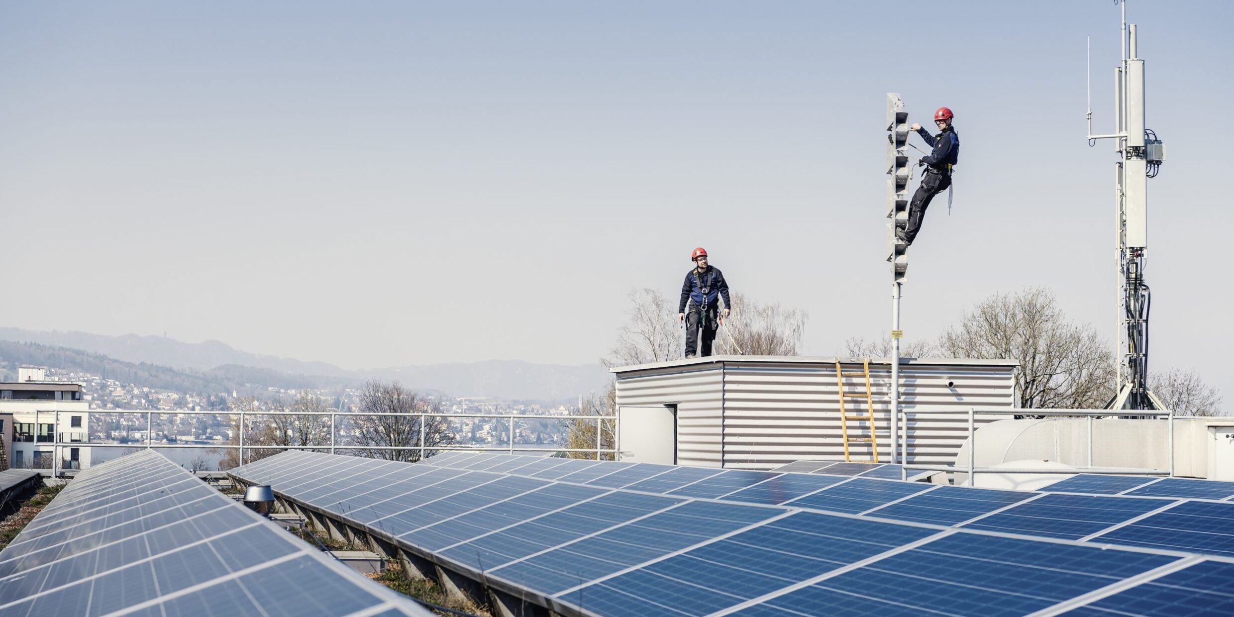 Installation Sirene auf Dach mit Solarpanels