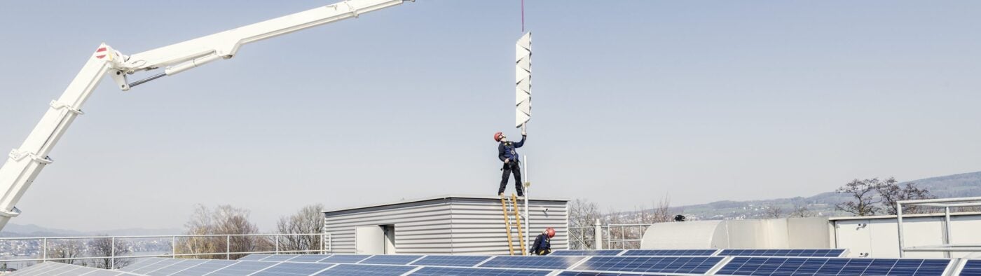 Kockum Sonics Sireneninstallation mit Hebebühne auf Dach mit Solarpanels