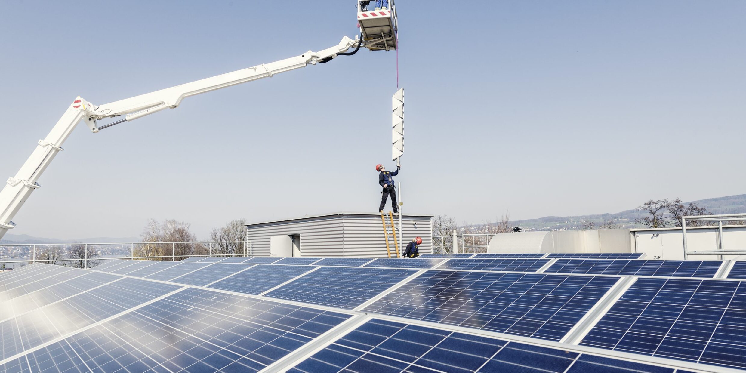 Kockum Sonics Sireneninstallation mit Hebebühne auf Dach mit Solarpanels