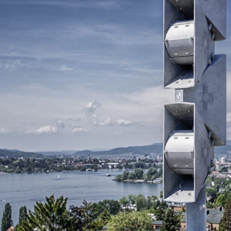 Kockum Sonics Sirene im Hintergrund Stadt Zürich und See