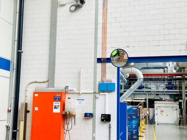 Kockum Sonics Sirene Delta 2 Produktionshalle Durchgang