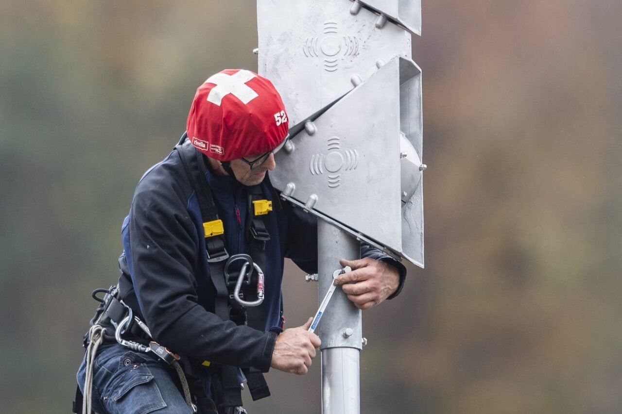 Sirene Kockum Sonics AG mit Techniker Bild Keystone