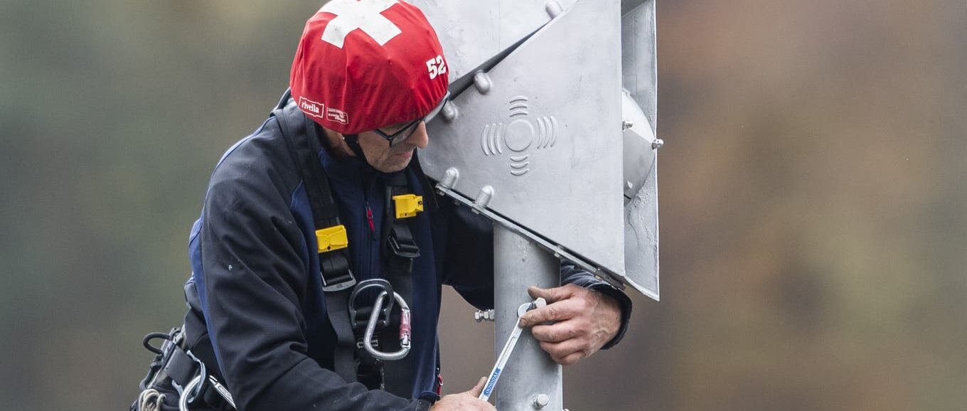 Sirene Kockum Sonics AG mit Techniker Bild Keystone