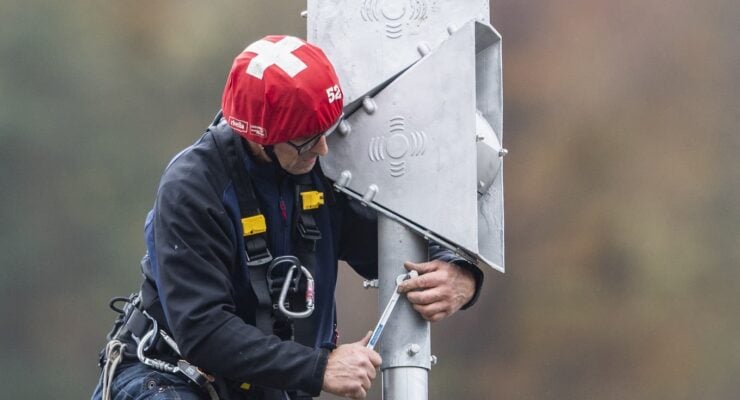Sirene Kockum Sonics AG mit Techniker Bild Keystone