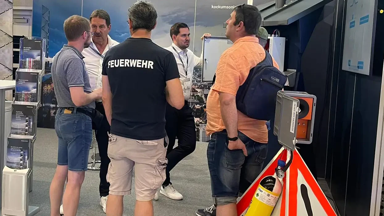 Messebesucher am Kockum Sonics Stand auf der Suisse Public