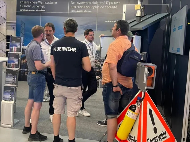 Messebesucher am Kockum Sonics Stand auf der Suisse Public