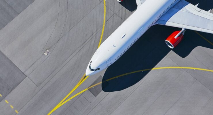 Flugzeug vor Start - 1189545343