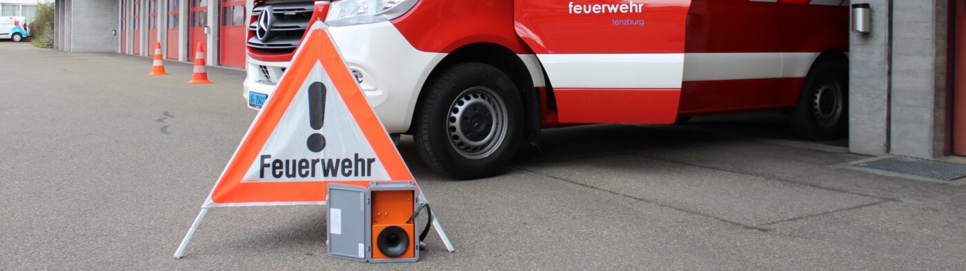 Gefahrenalarmsirene vor einem Feuerwehrfahrzeug