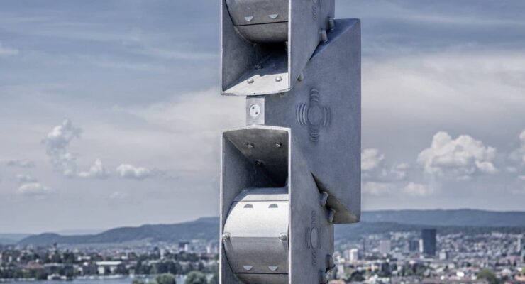 Sirene Kockum Sonics Stadt Zürich im Hintergrund