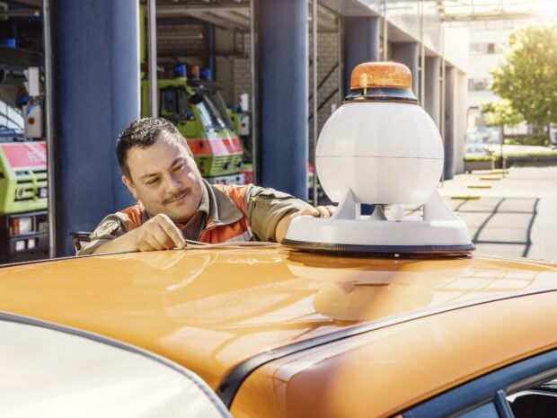 Kockum Sonics mobile Sirene mit Drehleuchte auf Autodach