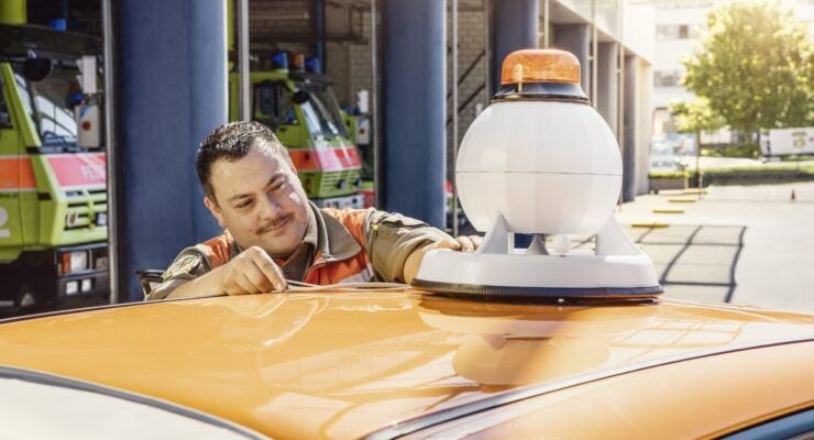 Kockum Sonics mobile Sirene mit Drehleuchte auf Autodach
