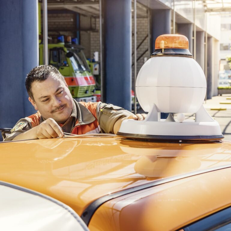 Kockum Sonics mobile Sirene mit Drehleuchte auf Autodach
