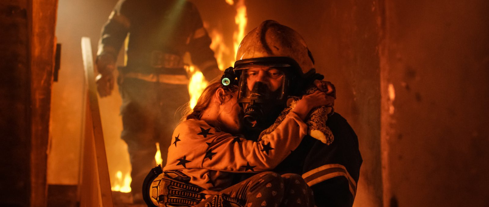 Rettung von Kind durch Feuerwehrleute