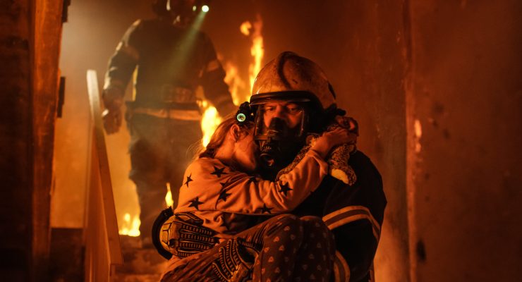 Rettung von Kind durch Feuerwehrleute